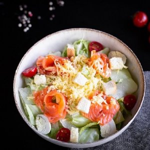 Салат "Цезарь с лососем"